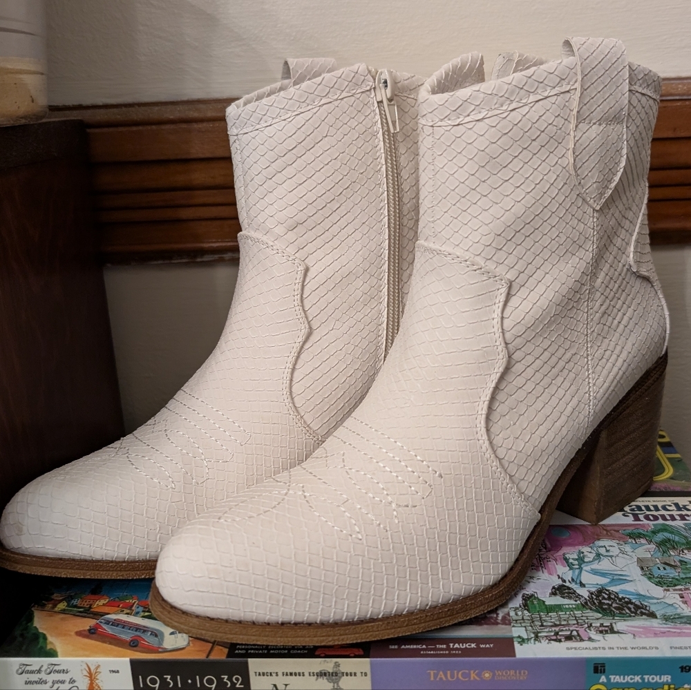 NWOB! Dirty Laundry White Snake Cowboy Booties